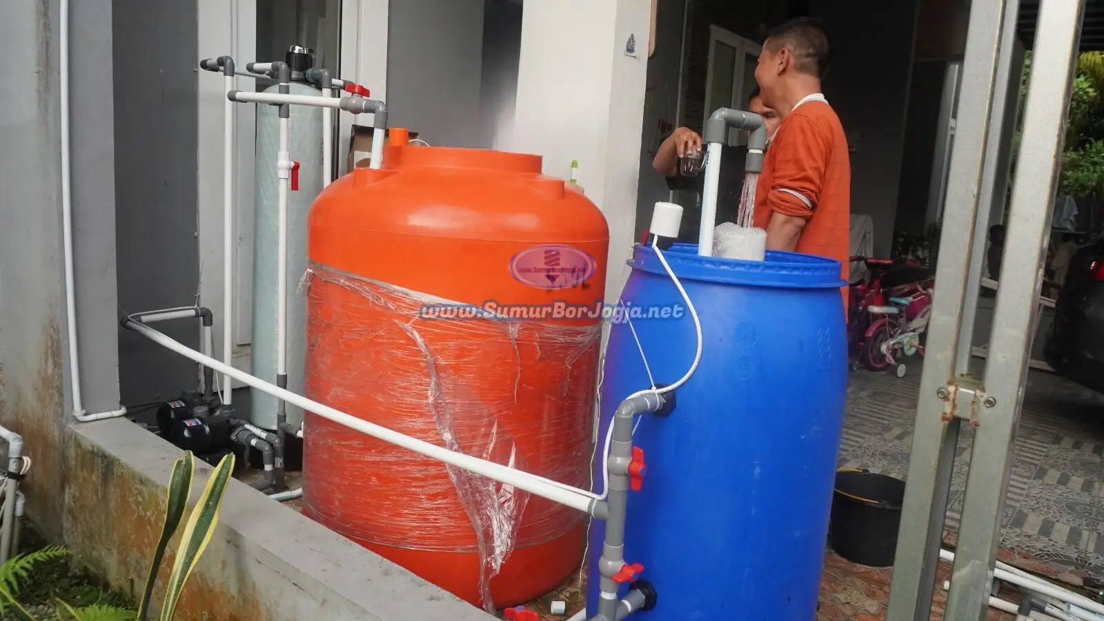 Pemasangan filter air untuk air sumur bor yang mengandung kapur