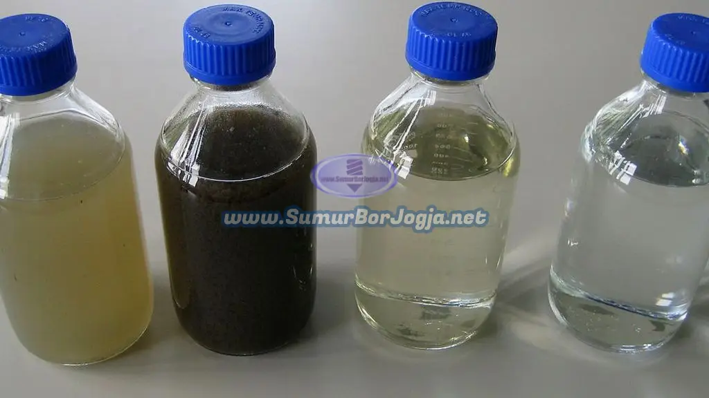 sampel air sumur bor untuk uji kualitas di laboratorium